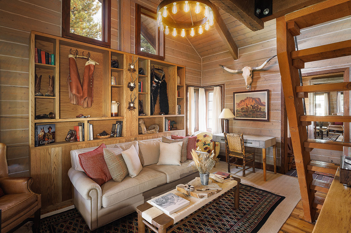 Sleeping up to four guests, the Kanga guest cabin has inviting interiors which maintain a traditional cabin feel, thanks to its warm wood-paneled walls and beamed ceilings.