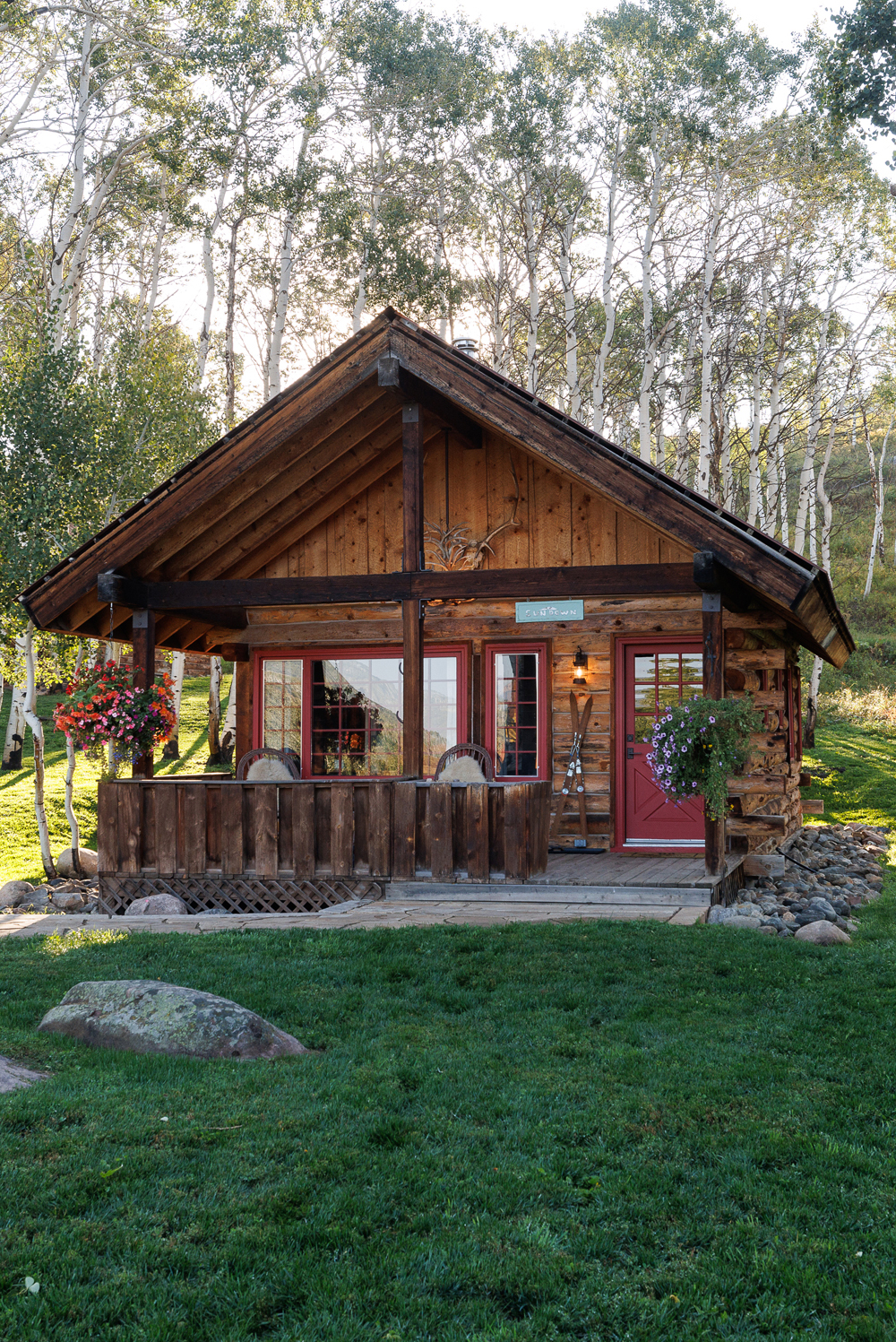 a scenic porch, complete with sink-into armchairs perfectly positioned for taking in the sunset (or sunrise!). When you’re done with the day’s activities, a luxurious king-size bed awaits you in the warmly appointed bedroom — decked out with buffalo fur pillows and steer horn decor.