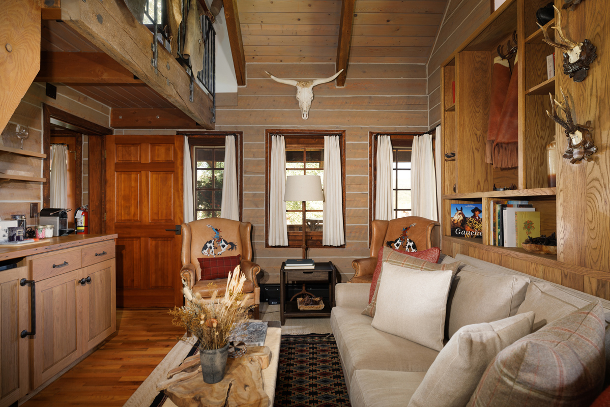 The Kanga guest cabin’s inviting interiors maintain a traditional cabin feel, thanks to its warm wood-paneled walls, nature-inspired décor, and beamed ceilings.