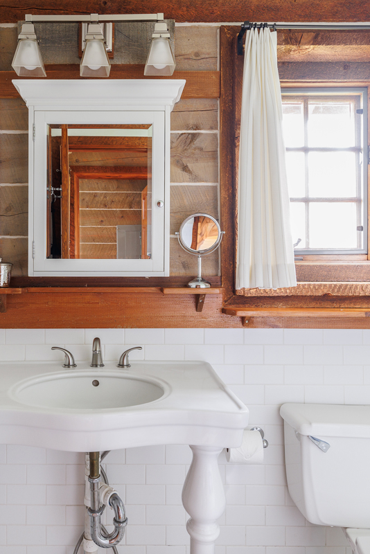 Luxury bathroom in Home Ranch's romantic cabin getaway, Sundown.